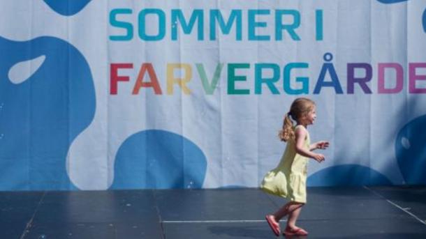 Lille pige i grøn sommerkjole til Sommer i Farvergården, Odense