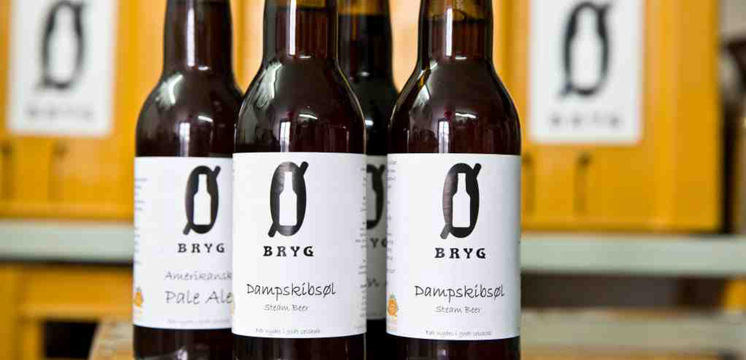 Fire øl i mørke flasker af mærket Ø-Bryg