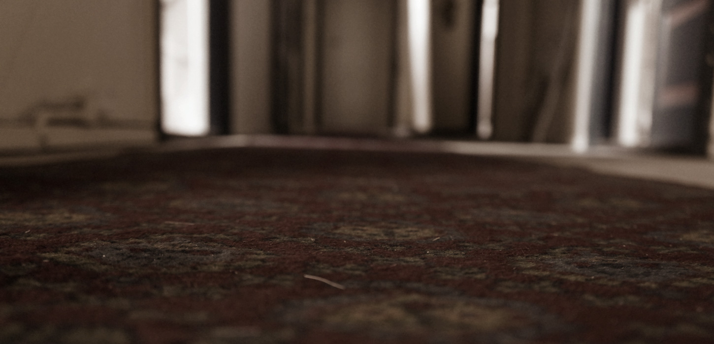 Nærbillede af gulvtæppe på børnegangen på Broholm Slot.