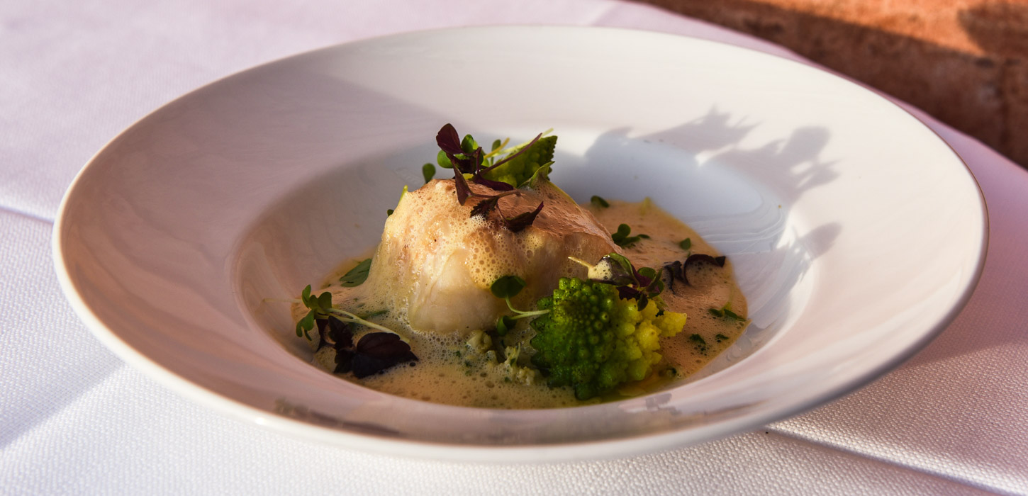 Hvid dyb tallerken med gourmetanretning.