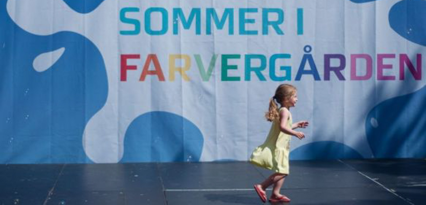 Lille pige i grøn sommerkjole til Sommer i Farvergården, Odense