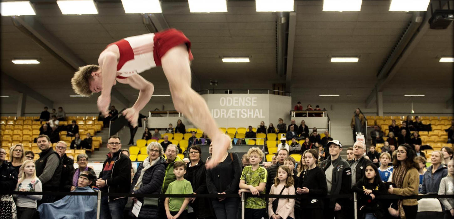 Sportgymnast i rotation 