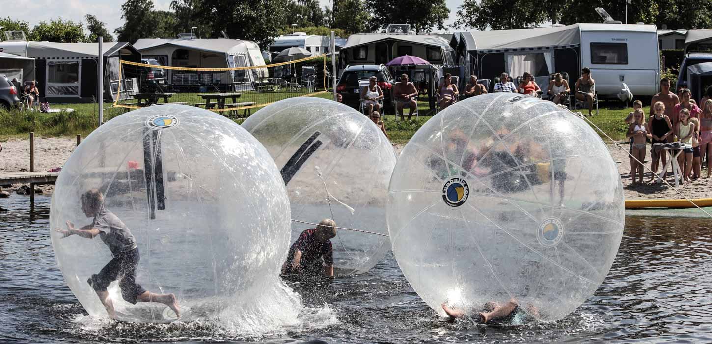The funballz i vandet tæt ved en havn med camping og en masse familier.