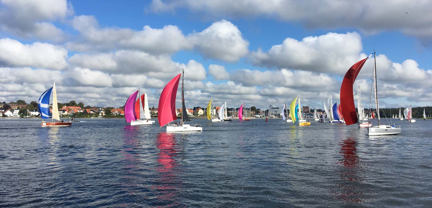 Sejlbåde med farverige sejl på vandet, sportevent