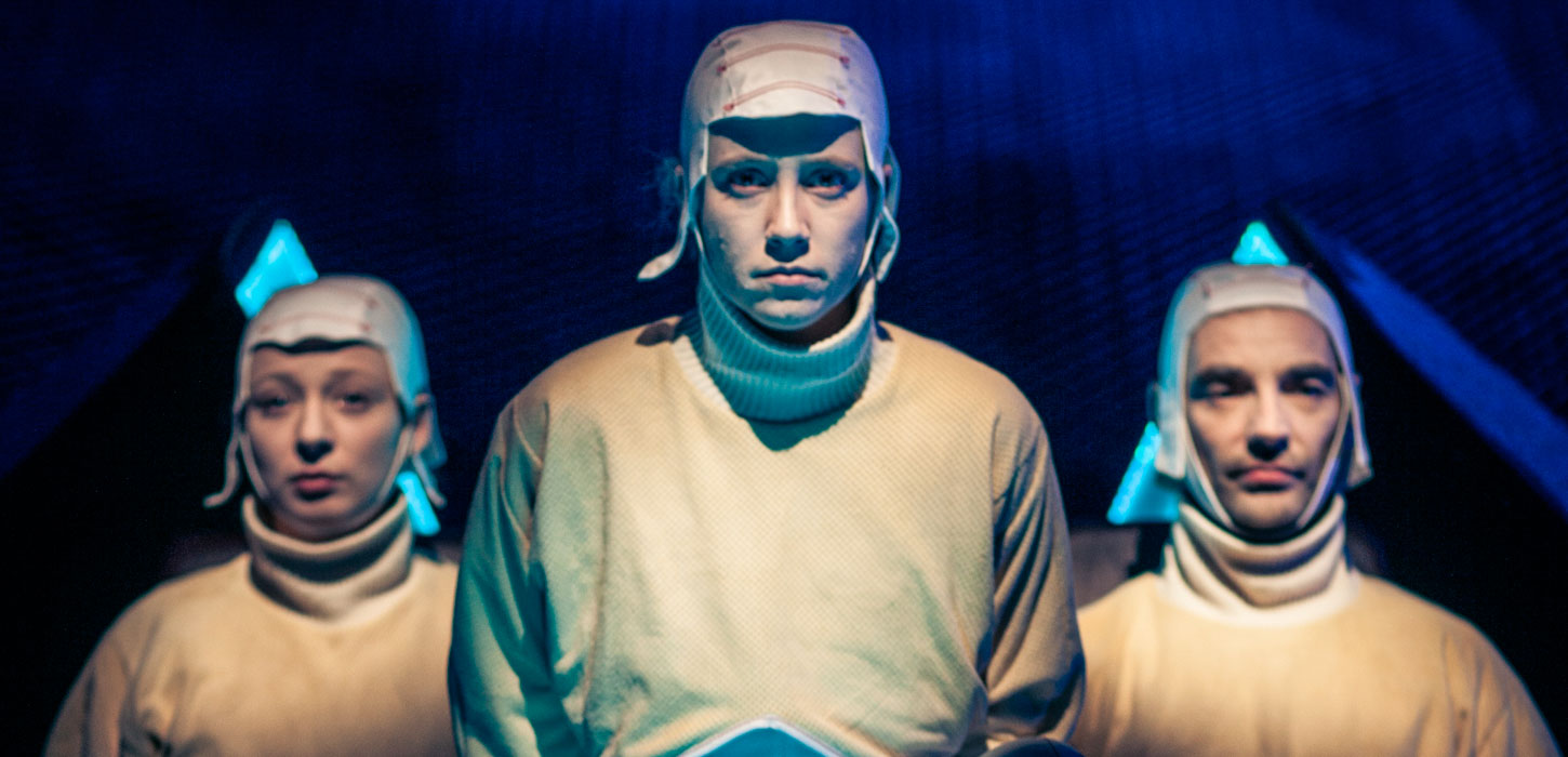 2 kvinder og en mand i udklædning på Teater Momentum.