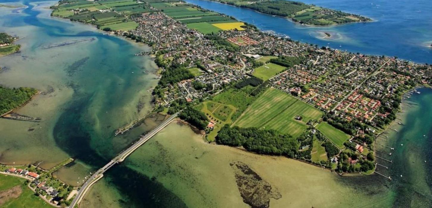 Thurøs grønne og blå landskab set fra oven i luftfoto.