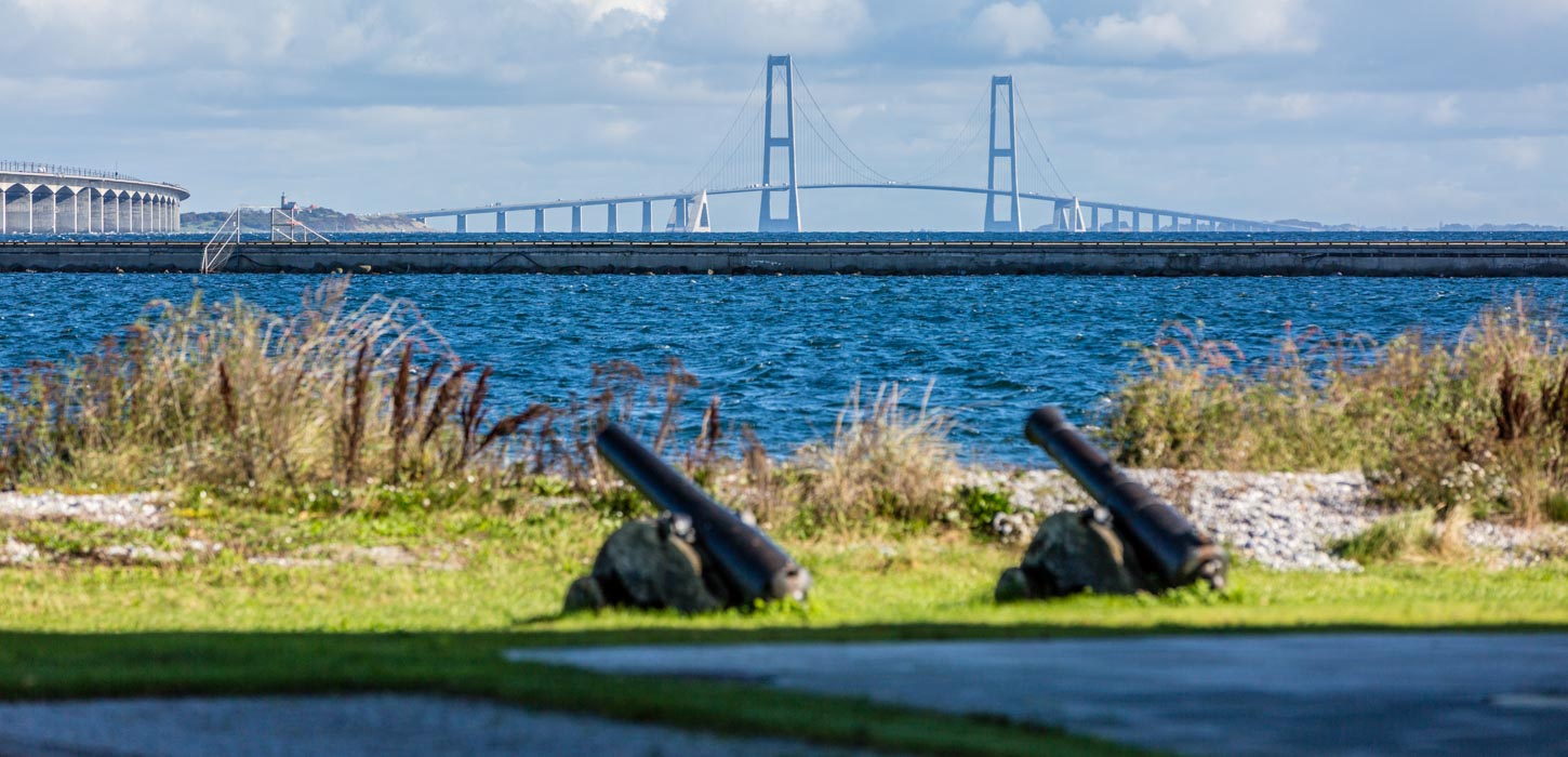 To kanoner står ud til Storebæltsbroen.