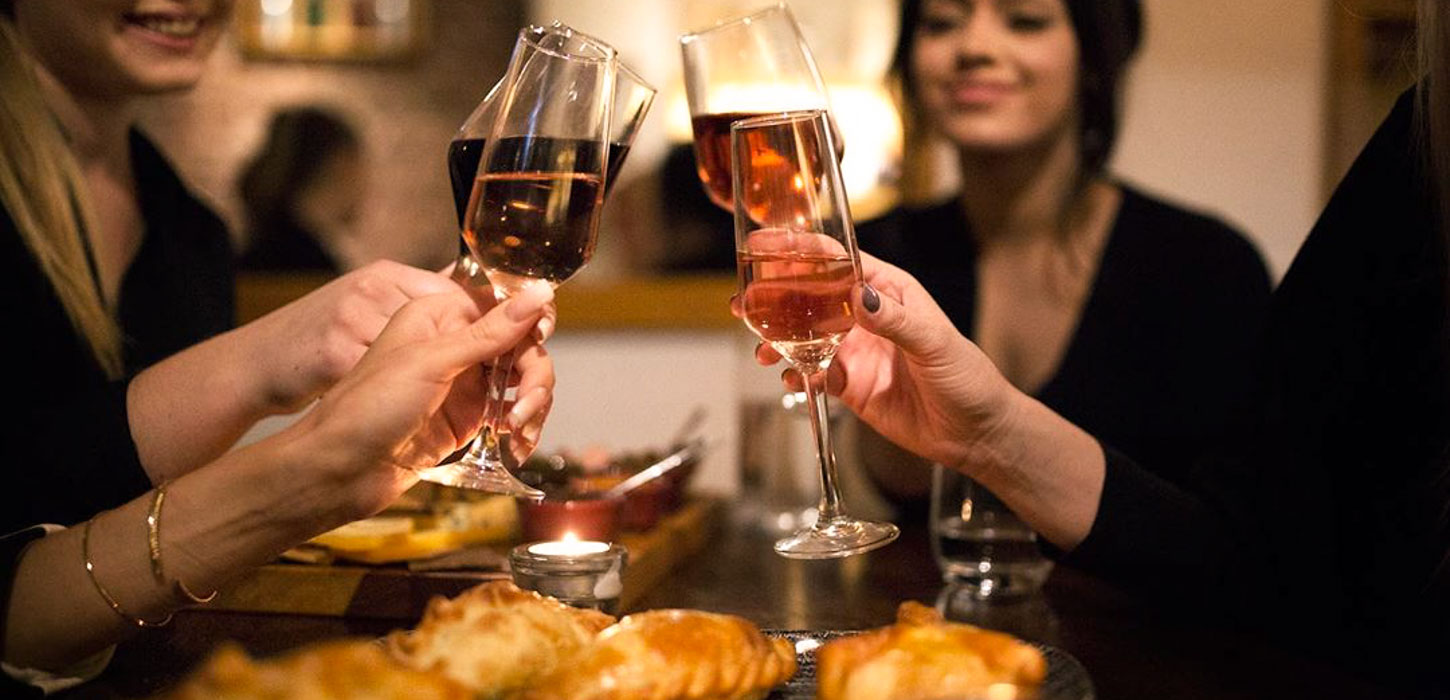 Hyggeligt samvære på fynsk vinbar 