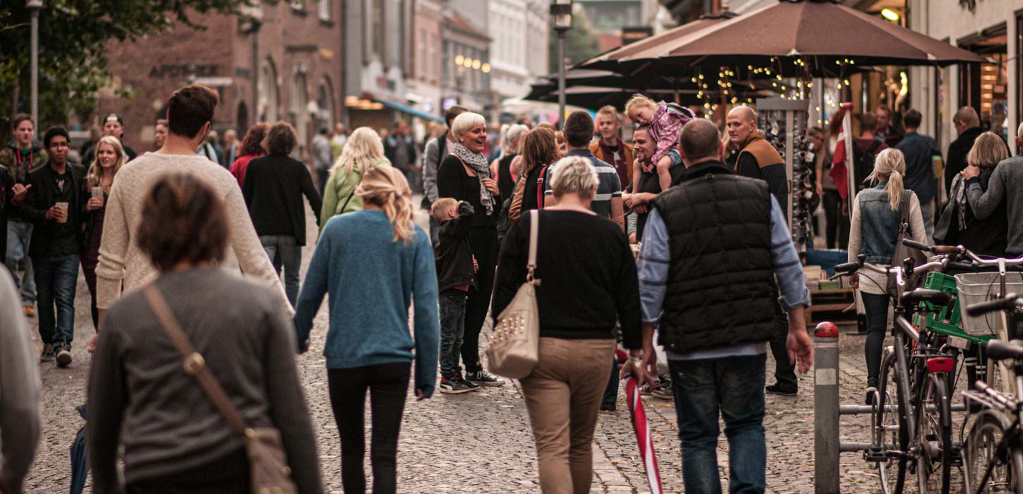 Gågade fyldt med mennesker og byliv.