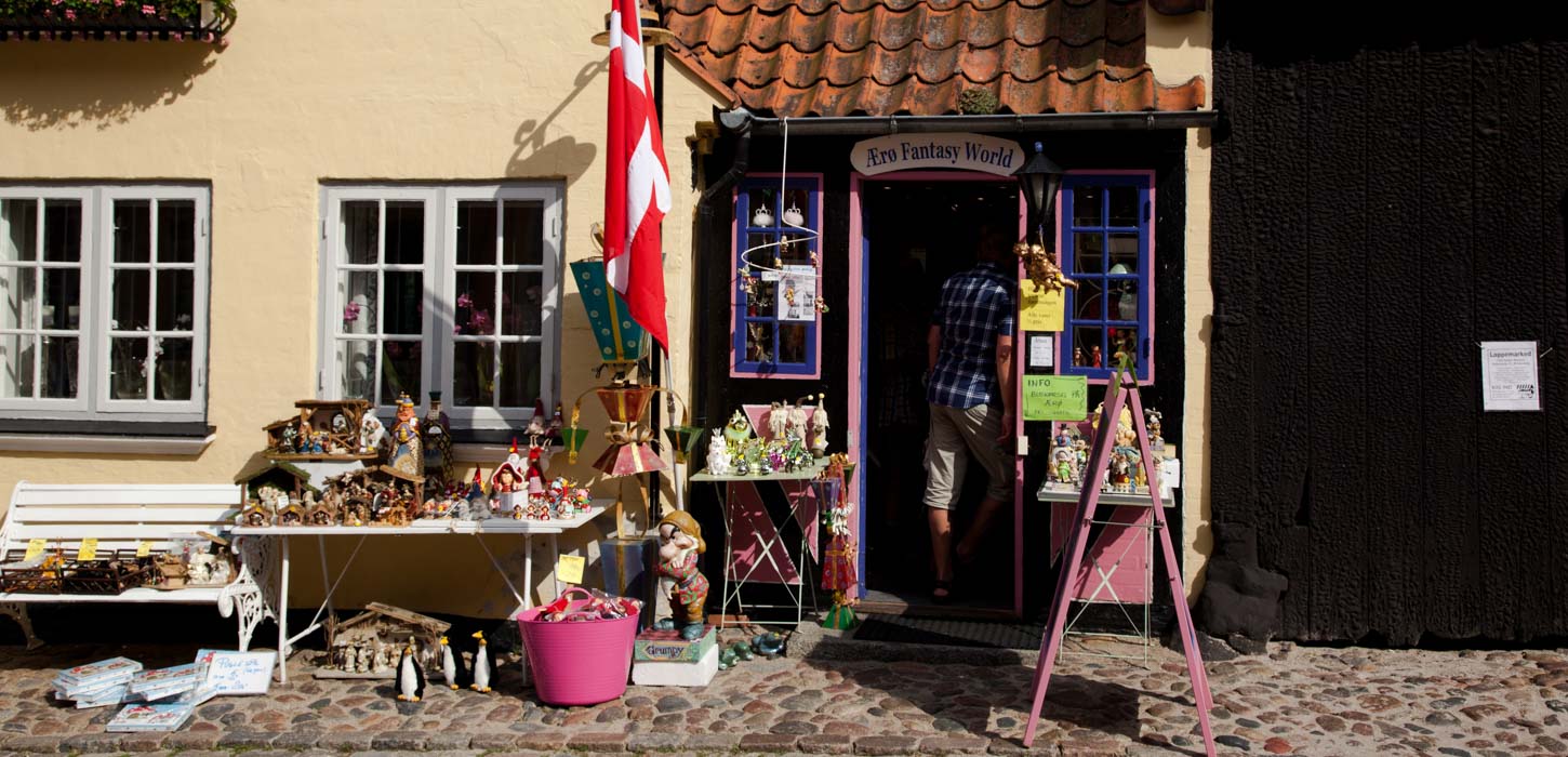 Lille souvenirbutik med varer på gaden i Ærøskøbing.