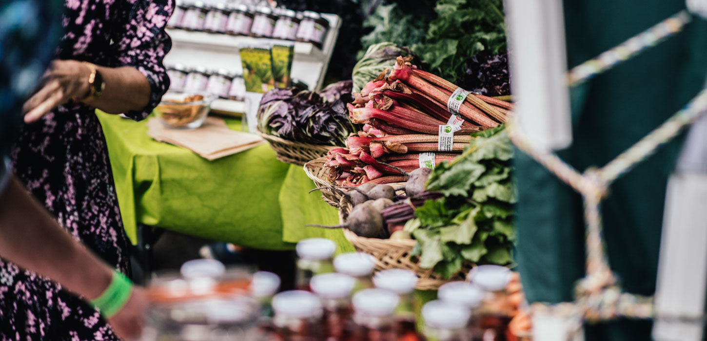 Boder med grønne fødevarer, bl.a. rabarber og rødbeder.
