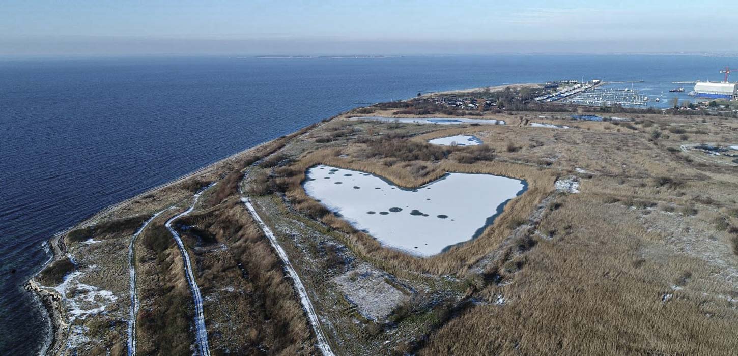 Set fra luften kan man observere havet med en masse kyst, hvor der er en sø, der er formet som et hjerte