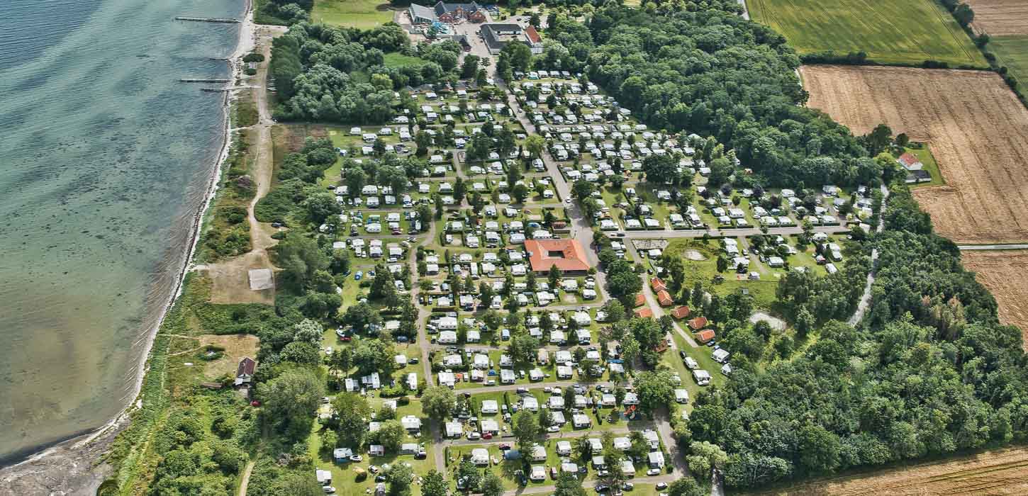 Luftfoto af Bøsøre strand feriepark: Et net af campingvogne set oppefra