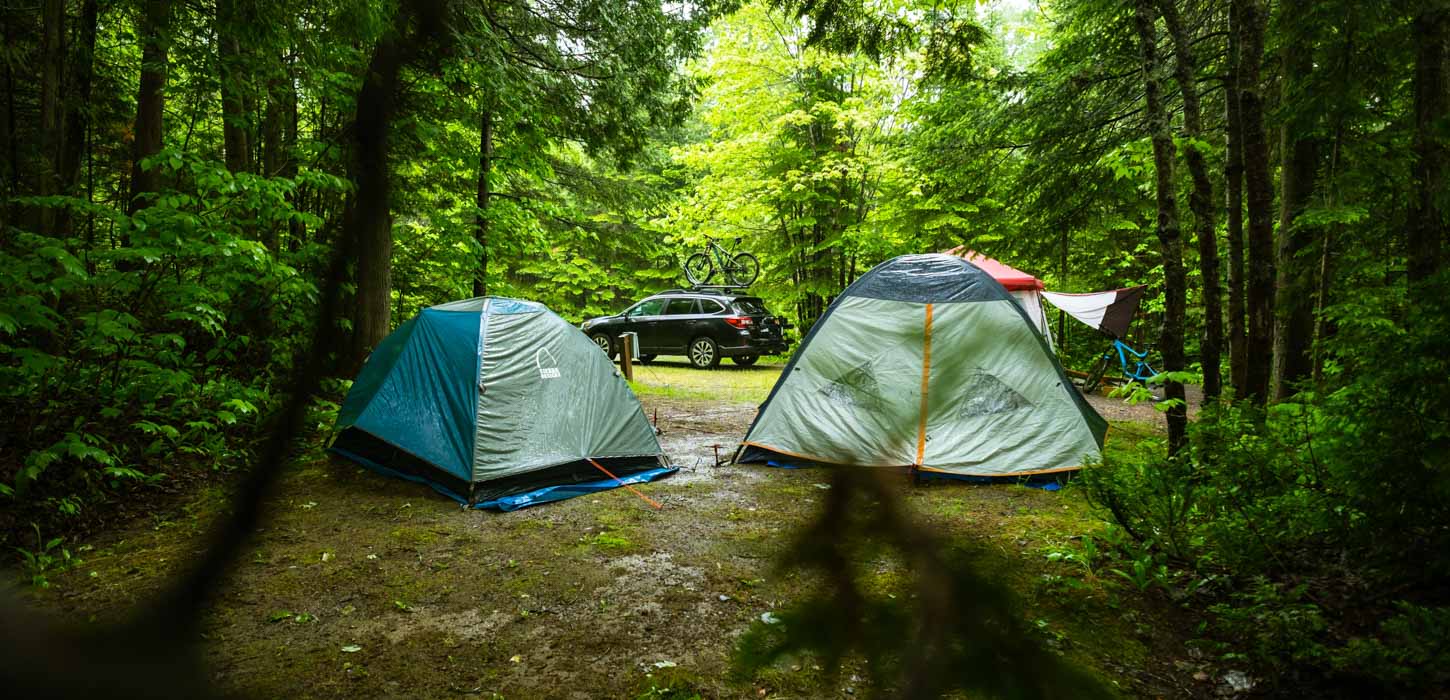 Telte slået op til overnatning i skoven.