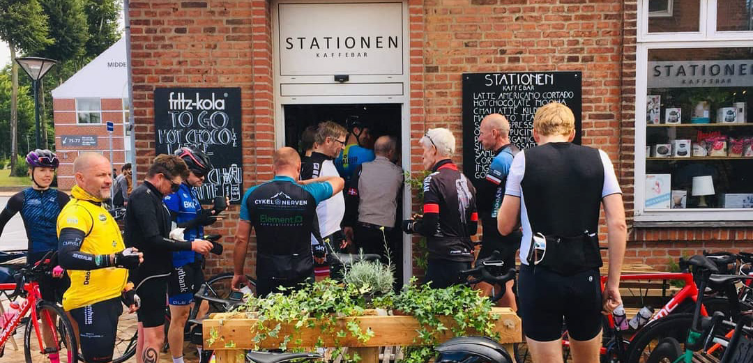 En flok cykkelryttere er på vej ind i Stationen Kaffebar.
