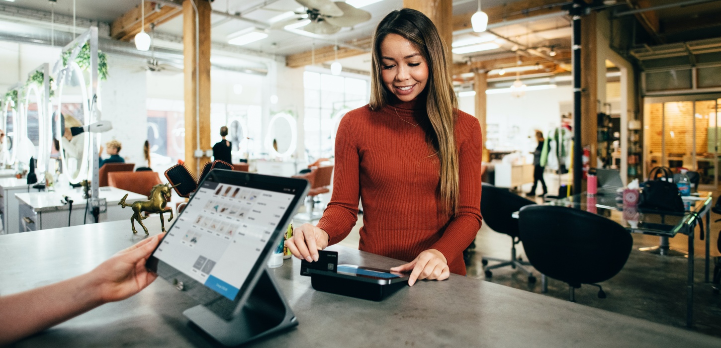 Kunde, der betaler med kort