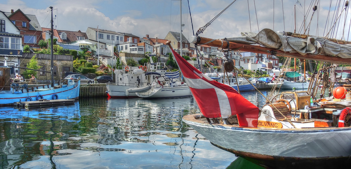 Fra vandet kan man se flere andre både og med havnen i horisonten. 