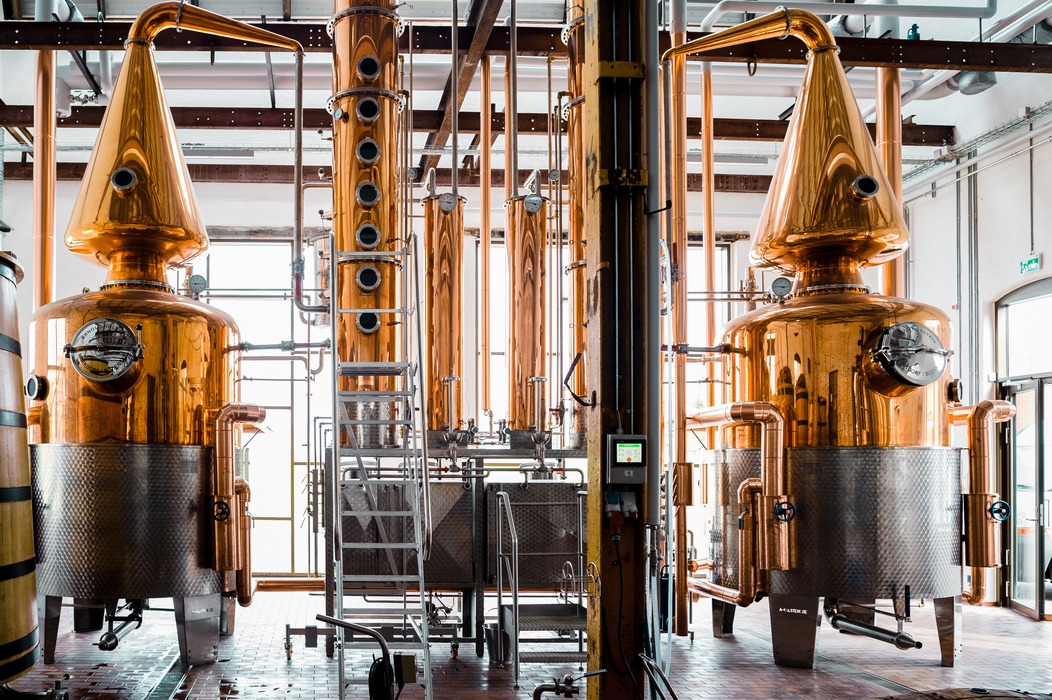 Gyldne maskiner i midten af et bryggeri.