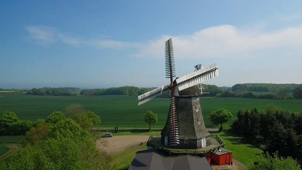 Slotsmølle set lidt oppefra med flot udsigt over grønne marker