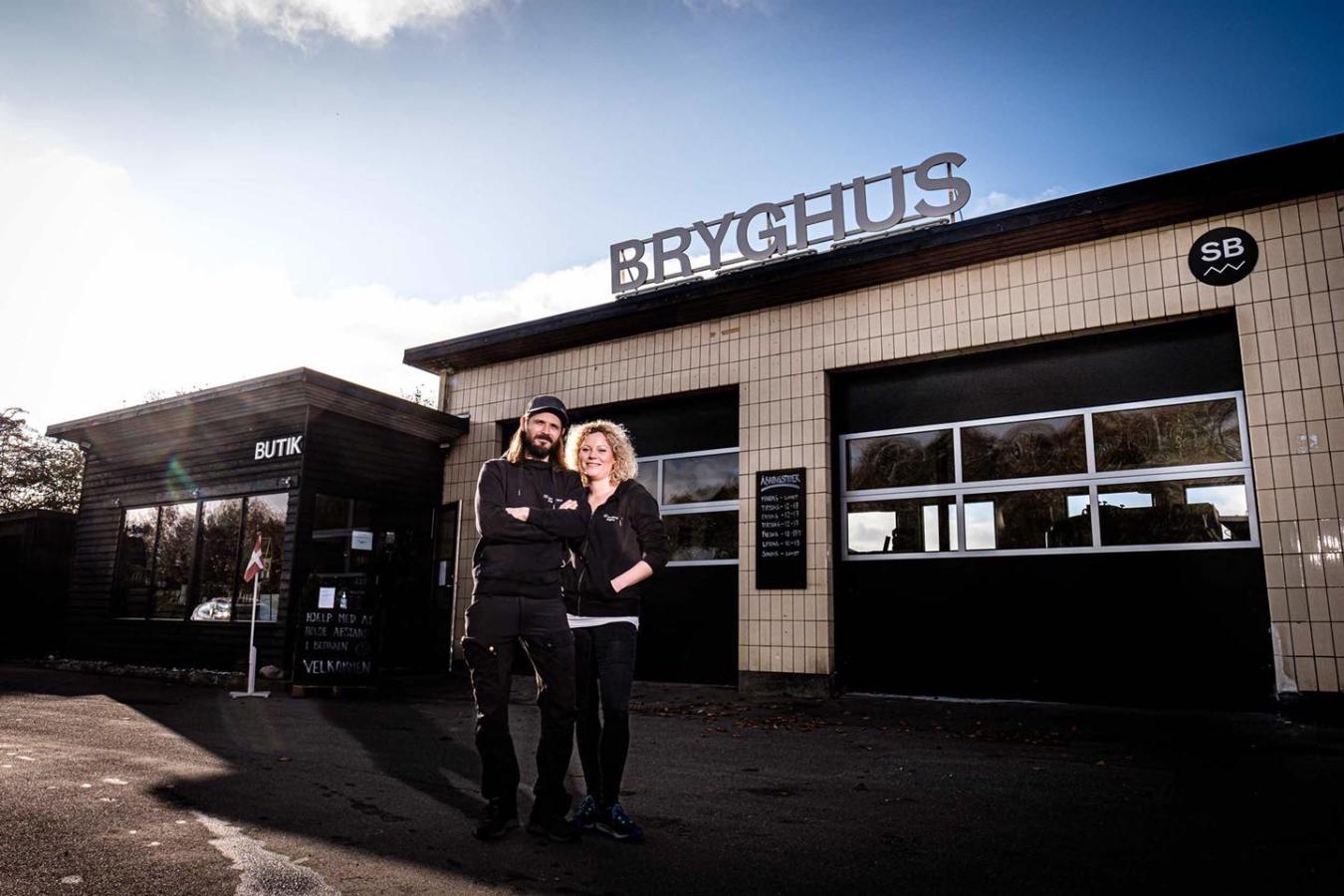 Par fotograferet foran Svendborgsund bryghus på Tåsinge vindeby