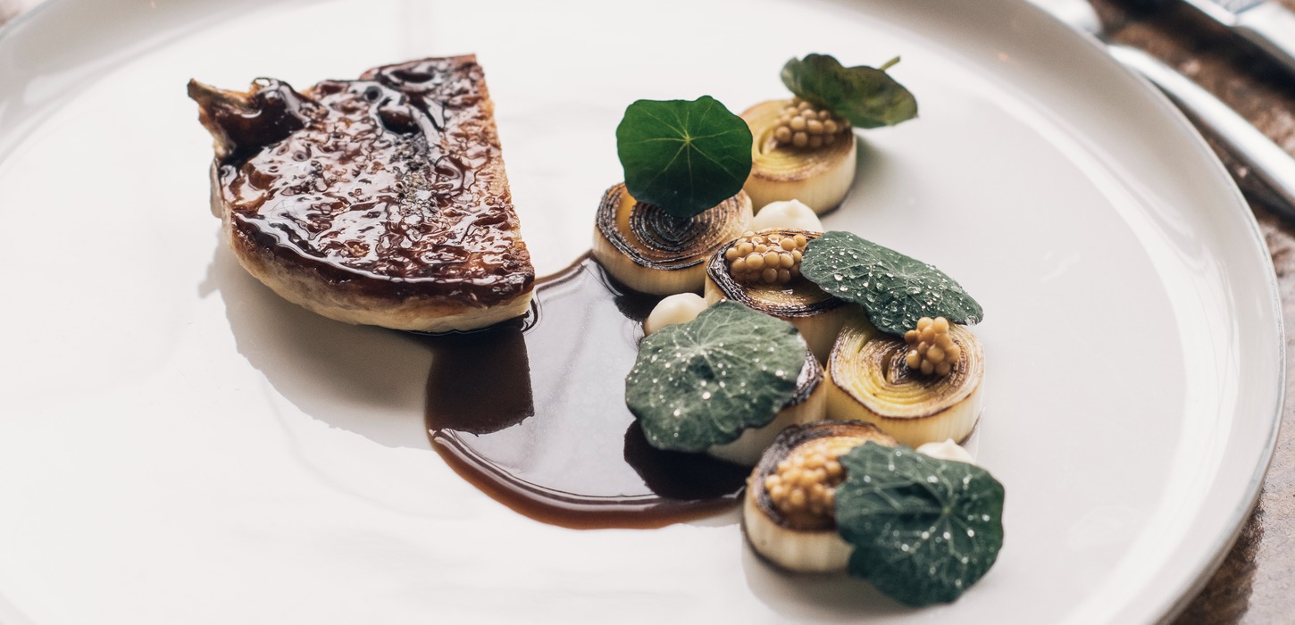 Hvid tallerken med gourmetanretning.