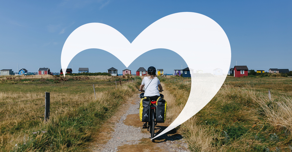 Cyklist på vej til Vester Strand ved Ærøskøbing. Over billedet er grafisk rendering af Destination Fyns hjerte-bomærke.