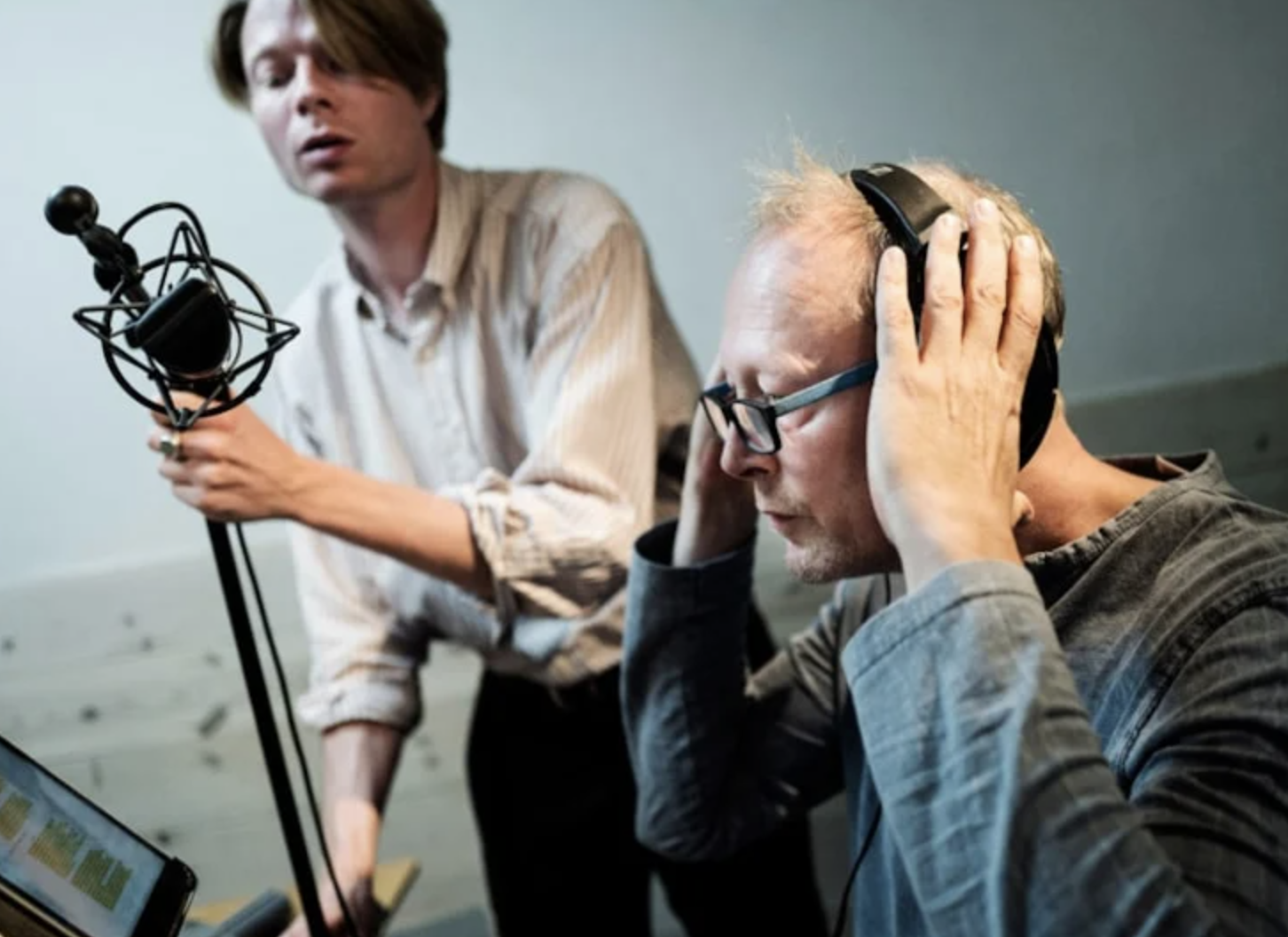 To mænd står med optagningsgrej.