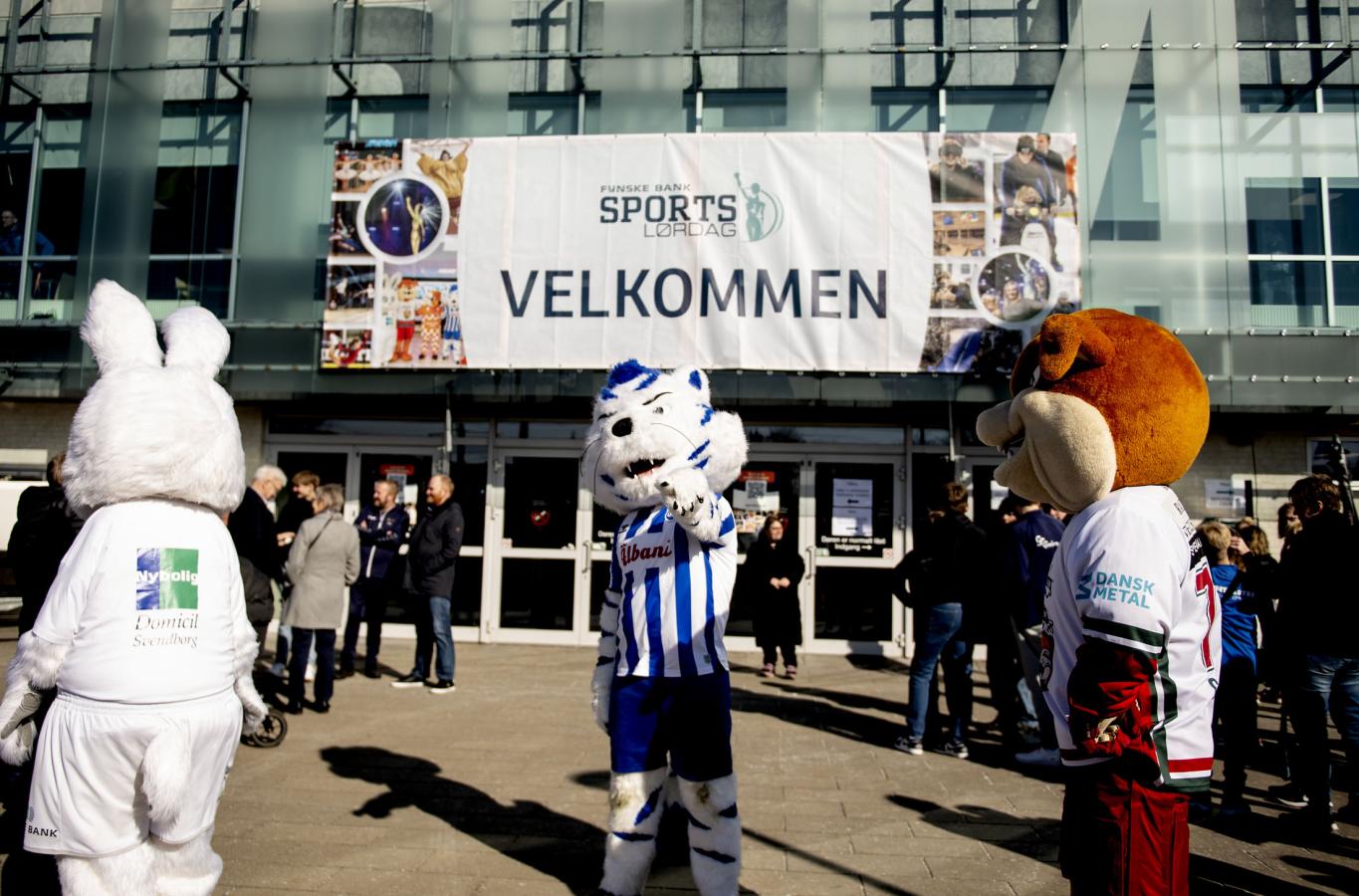 Tre sportsklub-maskotter står foran indgangspartiet til Fynske Bank Sportslørdag