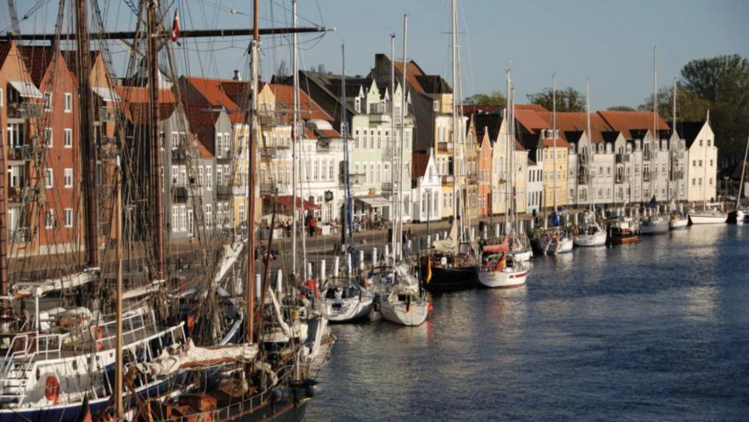 Sønderborg havn fyldt med skibe på en solskinsdag. 