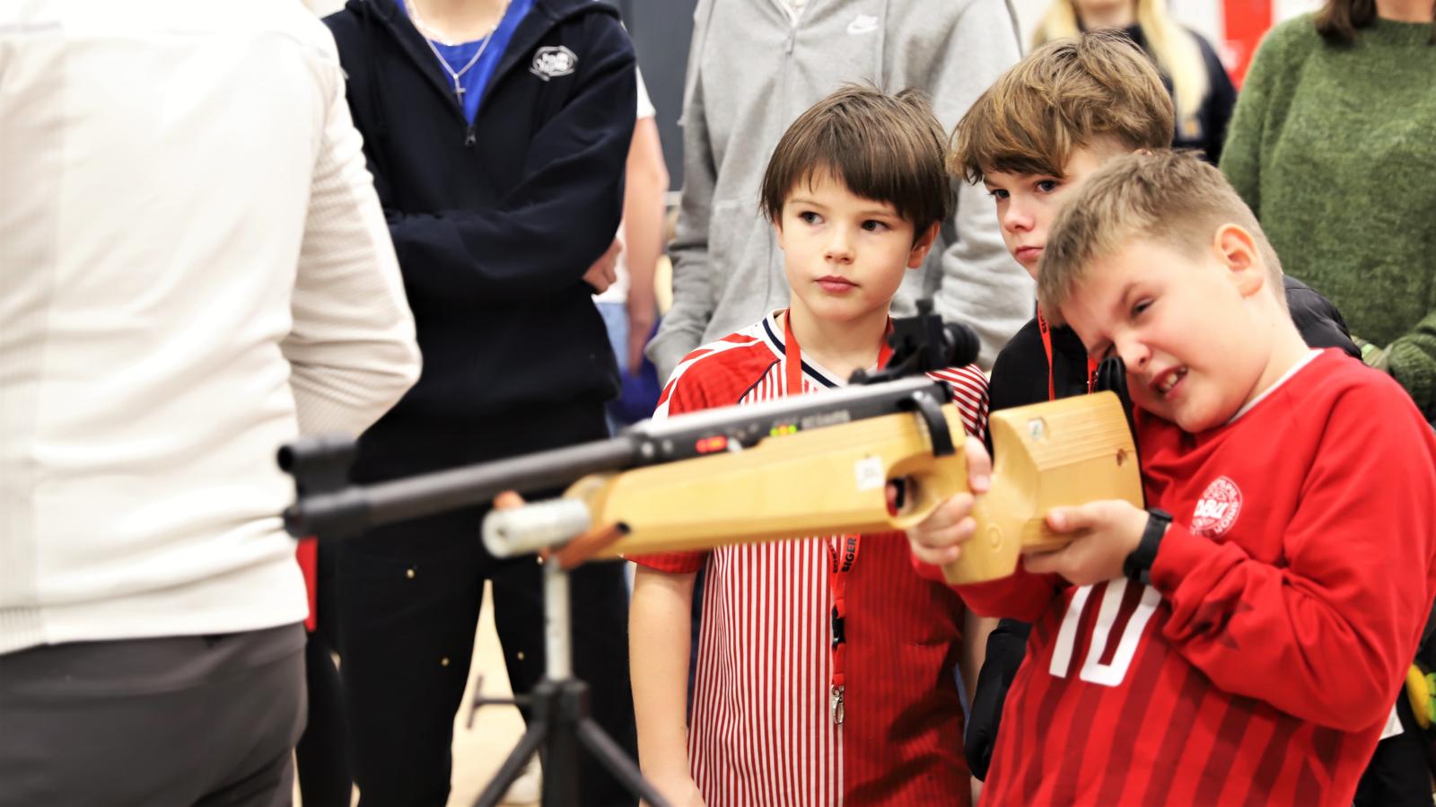 Dreng skyder til mål mens to andre drenge står og kigger på til Sportslørdag 2023