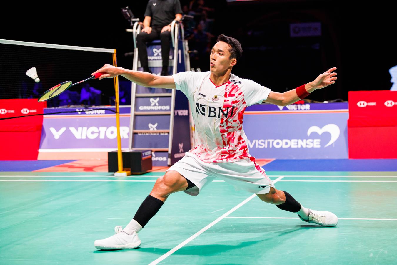 Badmintonspiller slår til bolden helt oppe ved nettet i Denmark Open 2022