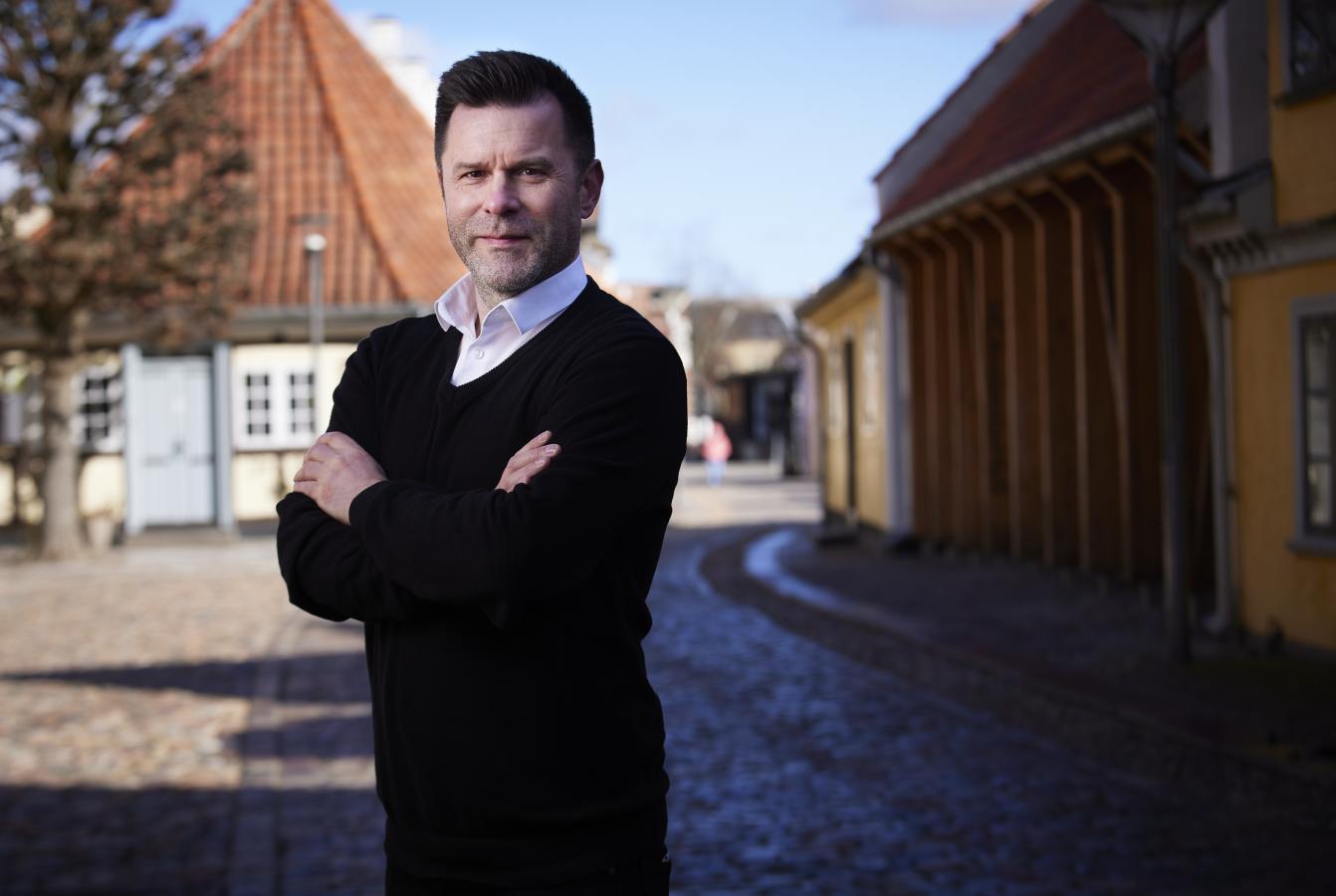 Portrætfoto af Tue Kempf med armene over kors