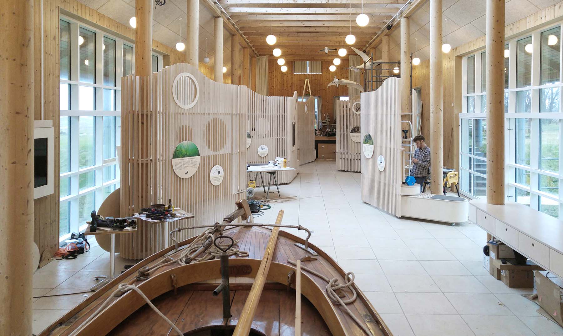 Naturudstilling “Over ø og hav” om området ved Strynø og det sydfynske øhav.  Udstillingens moduler er skabt i træ i et smukt, organisk design inspireret af naturen i området. Udstillingens design er skabt af Kvorning Design & Kommunikation. Materialer: Birkekrydsfiner.