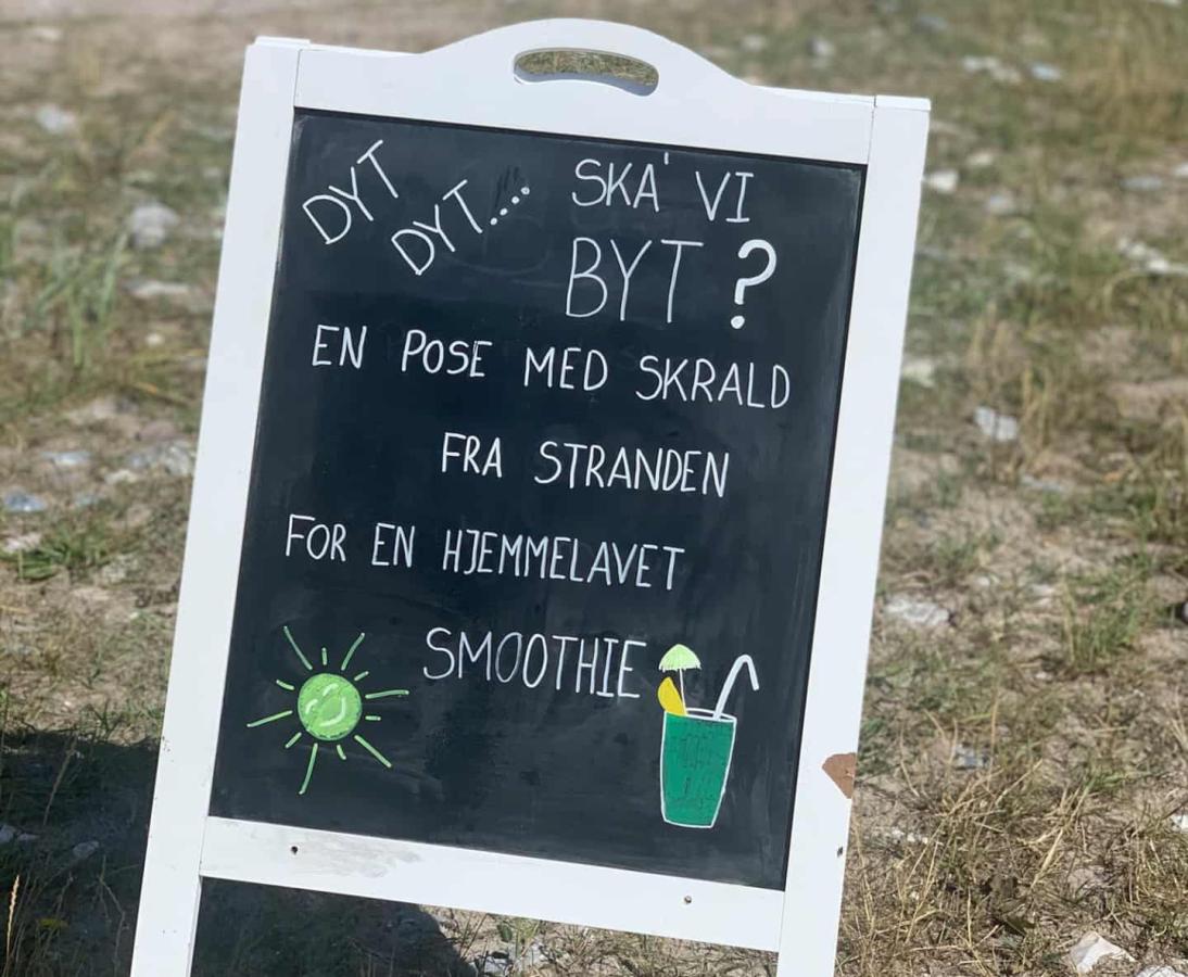 Skilt med teksten: "Dyt dyt ska' vi byt? En pose skrald fra stranden for en hjemmelavet smoothie"