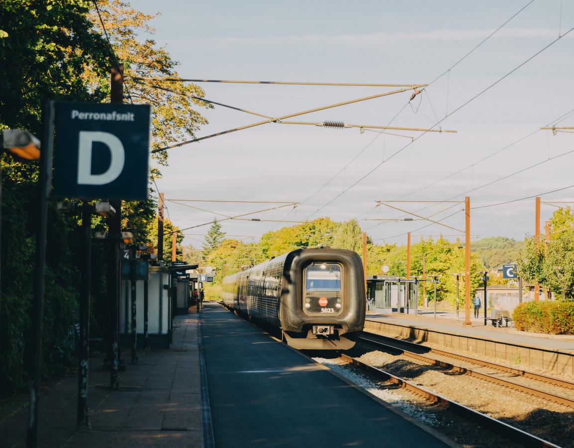 Tog holder på perronafsnit D på Middelfart Station