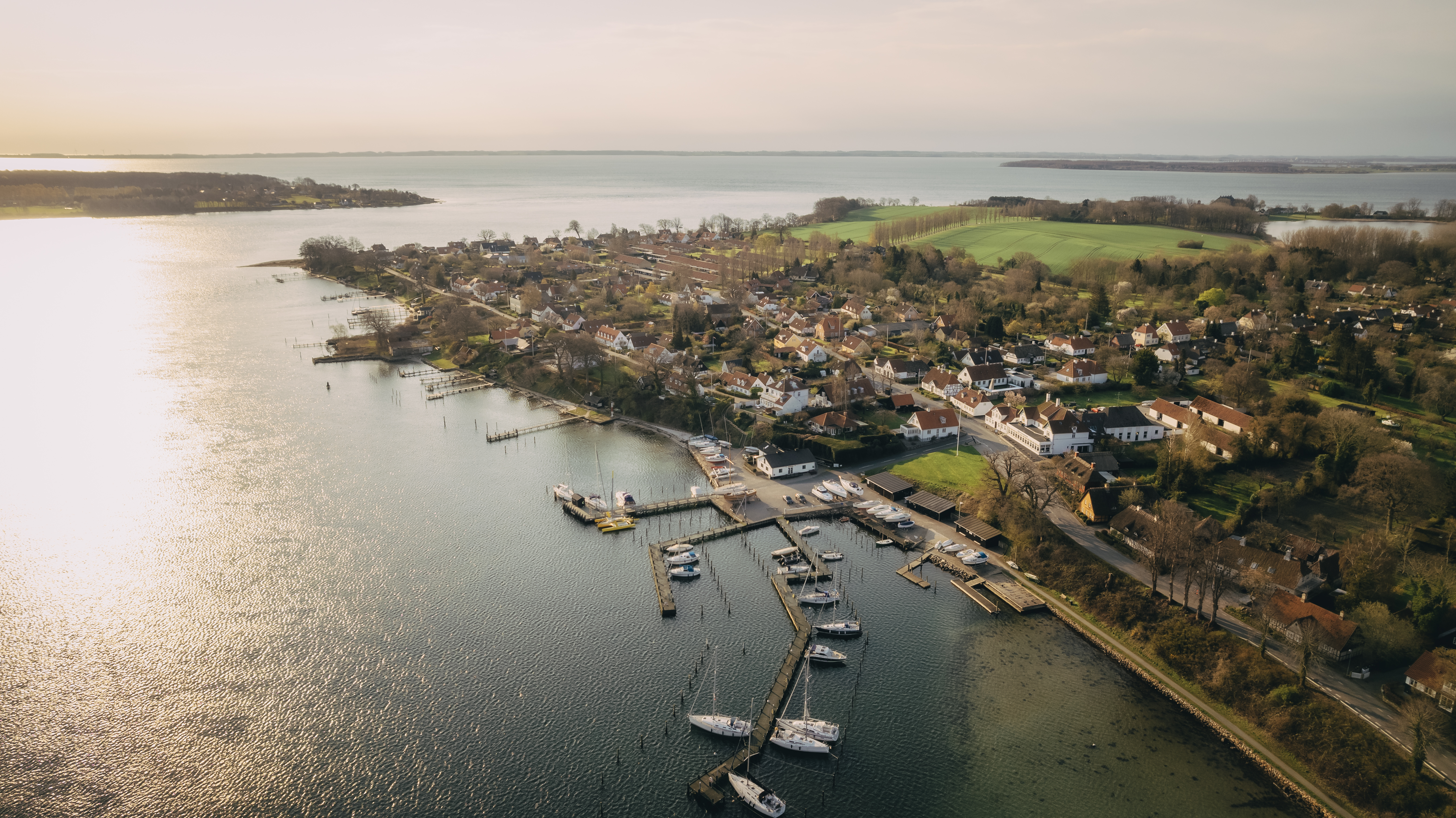 Dronefoto af Troense på Tåsinge - by med omkringliggende vand