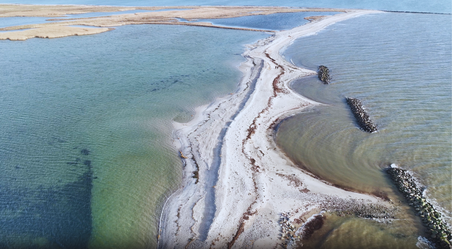 Droneskud af Eriks Hale ved Ærø som er en smal landtange med hav til begge sider