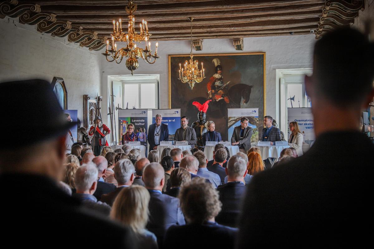 Riddersalen på Egeskov fyldt med mennesker, der lytter til en paneldebat