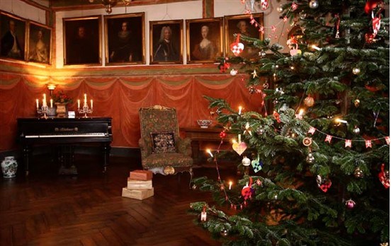 En stue med juletræ og juleoppyntning