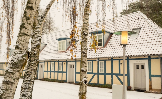 Et sneklædt stråtækt bindingsværkshus 