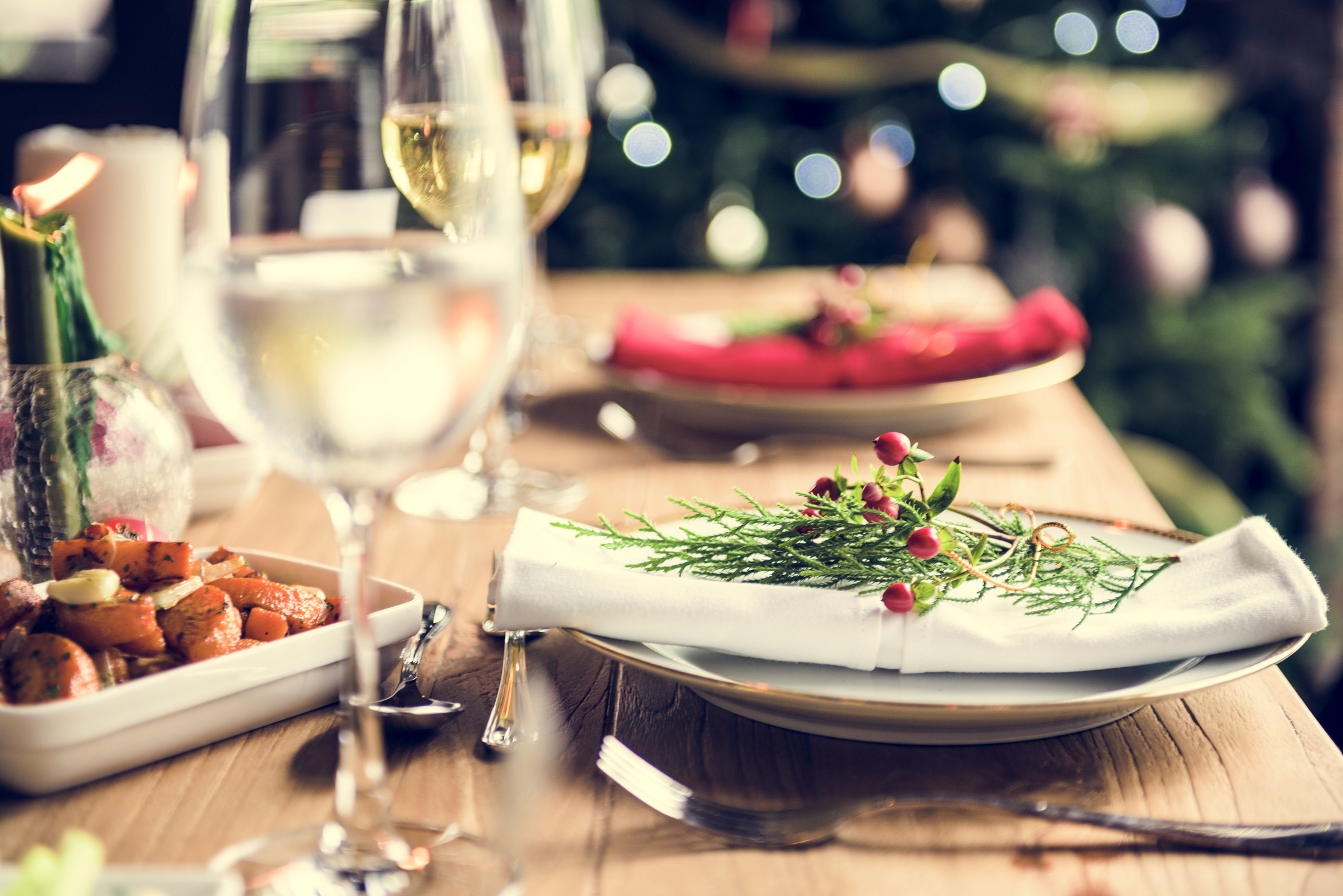 Bordopdækning med julepynt