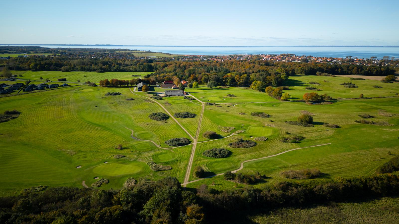 Bogense Golfklub set fra oven med havet i baggrunden