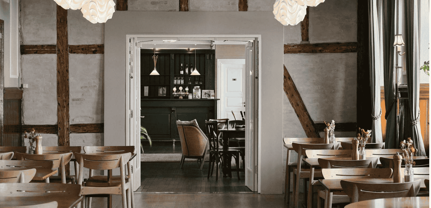 En spisestue i et bindingsværkshus med stilfuld indretning