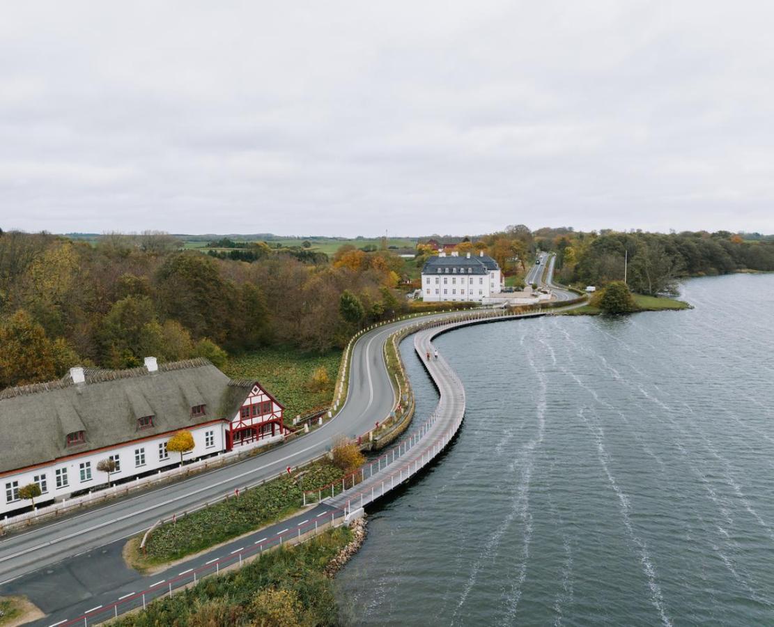 Cykelsti på søen foran Hvidkilde Gods