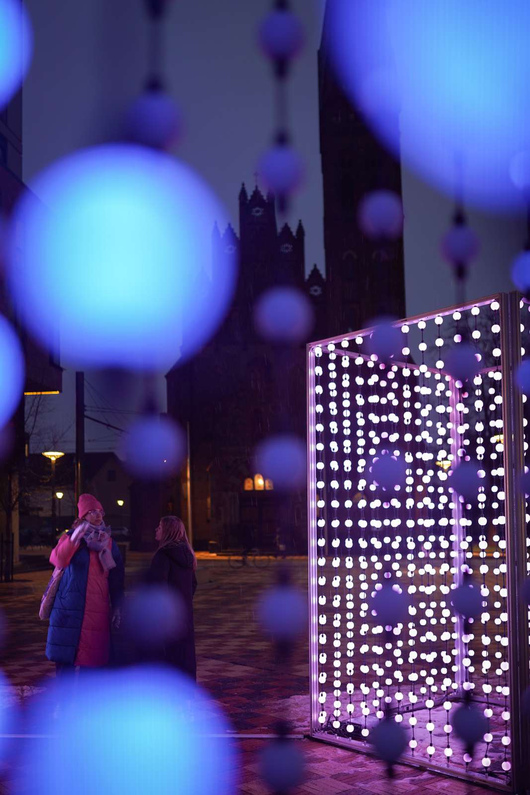 Lysinstallation med en masse små lamper 