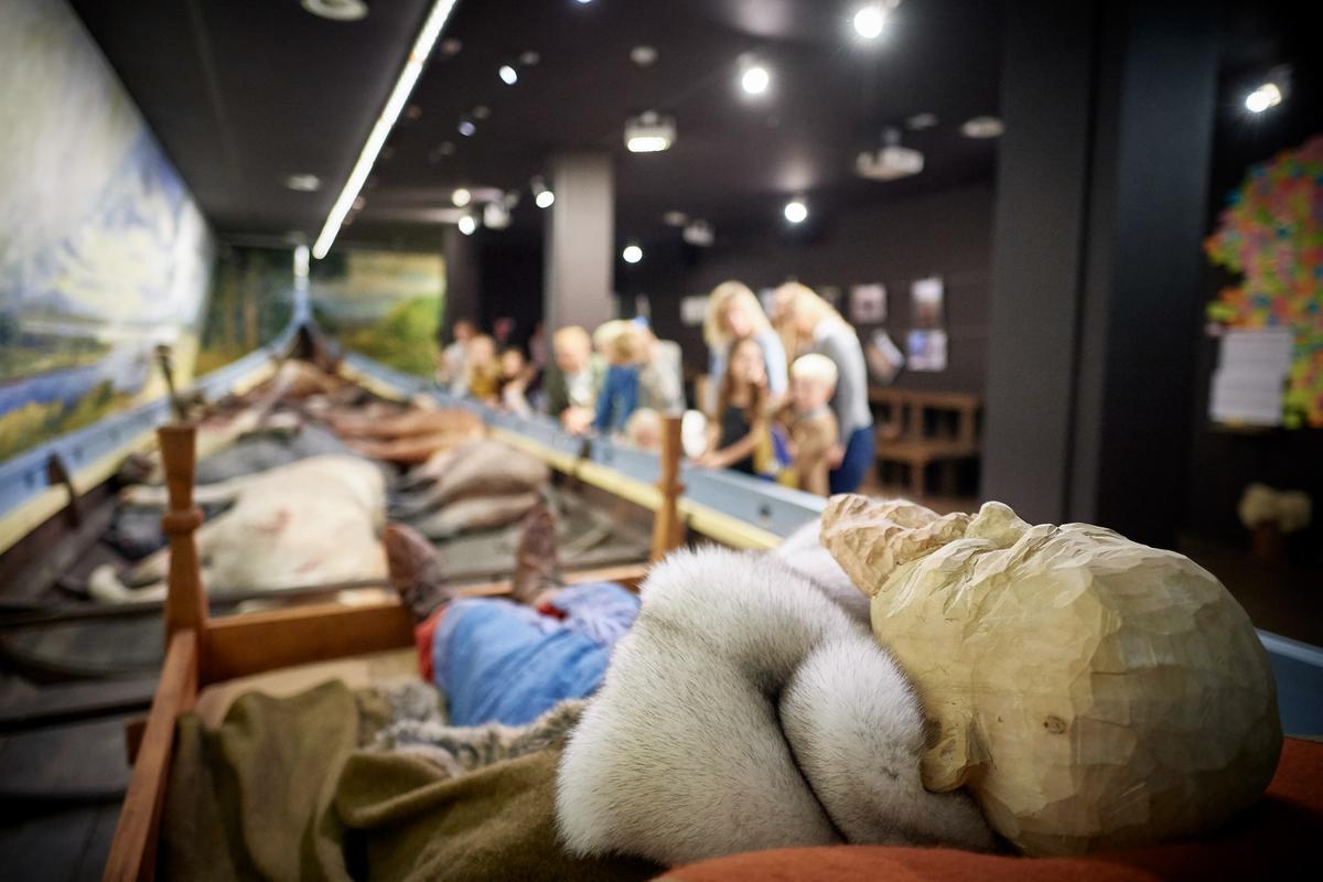 Et replikeret vikingeskib med diverse rekvisitter