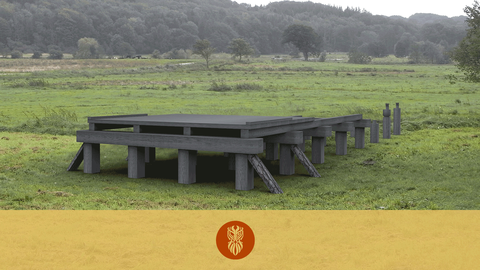 Billede af en træbaseret bygget forhøjning i et grønt landskabt