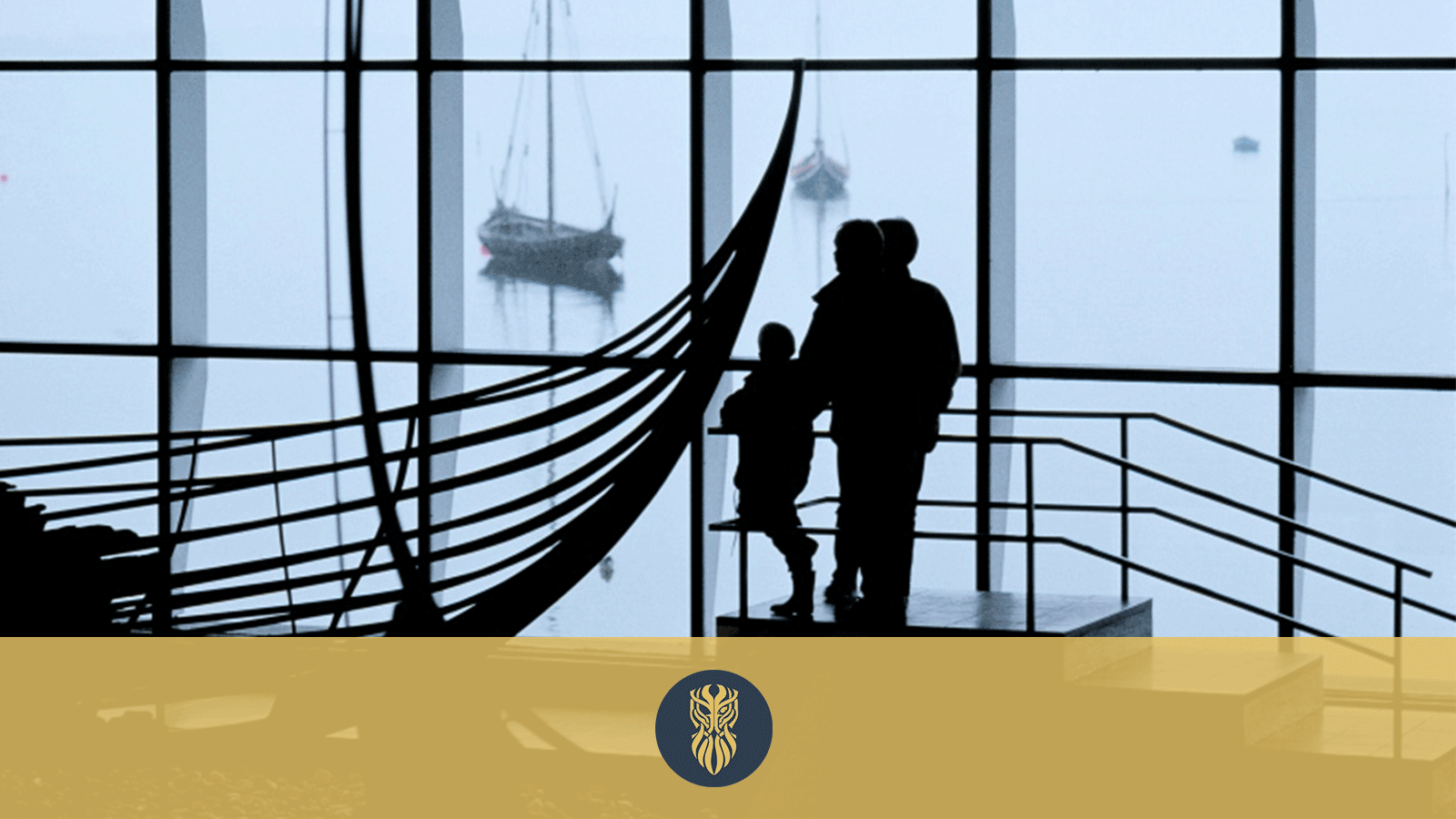 En voksen og barnagtig silhuet foran et stort vinduesparti med vikingsskibsreplikaer