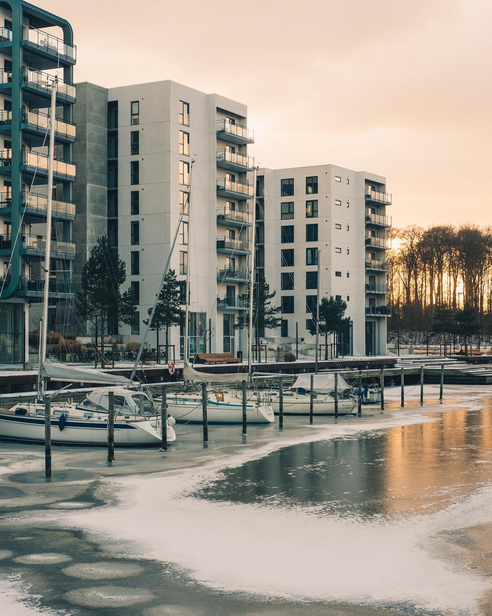 En havnefacade i vintertid med is på havoverfladen
