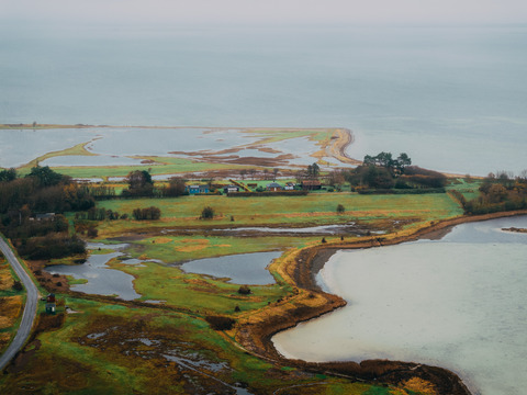 Luftbillede af område på Ærø med hav, strand, laguner og odder